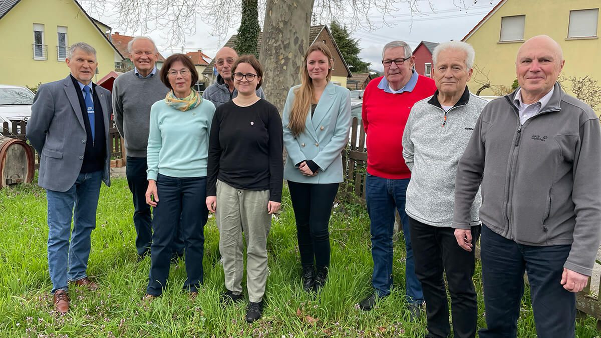 V.l.n.r.: Manfred Link (Blasmusikverband Rhein-Neckar), Werner Simon (1. Vorsitzender), Dr. Renate Untucht-Grau (Jugendleiterin), Thomas Roh (Kassier), Judith Berens, Helen Duttenhöfer (2. Vorsitzende), Fritz Zeh, Herbert Autz (Ehrenvorsitzender), Hans Bolleyer