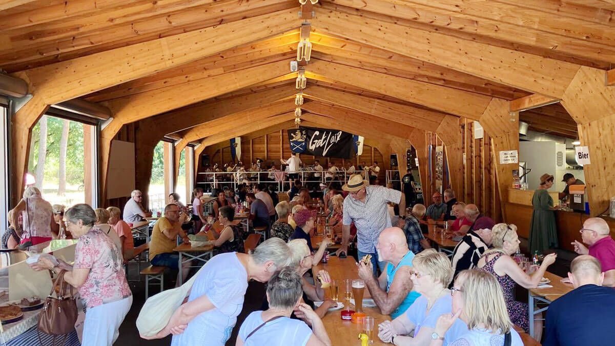 Blasmusik verbindet: gemeinsamer Auftritt beim Waldfest in Hockenheim
