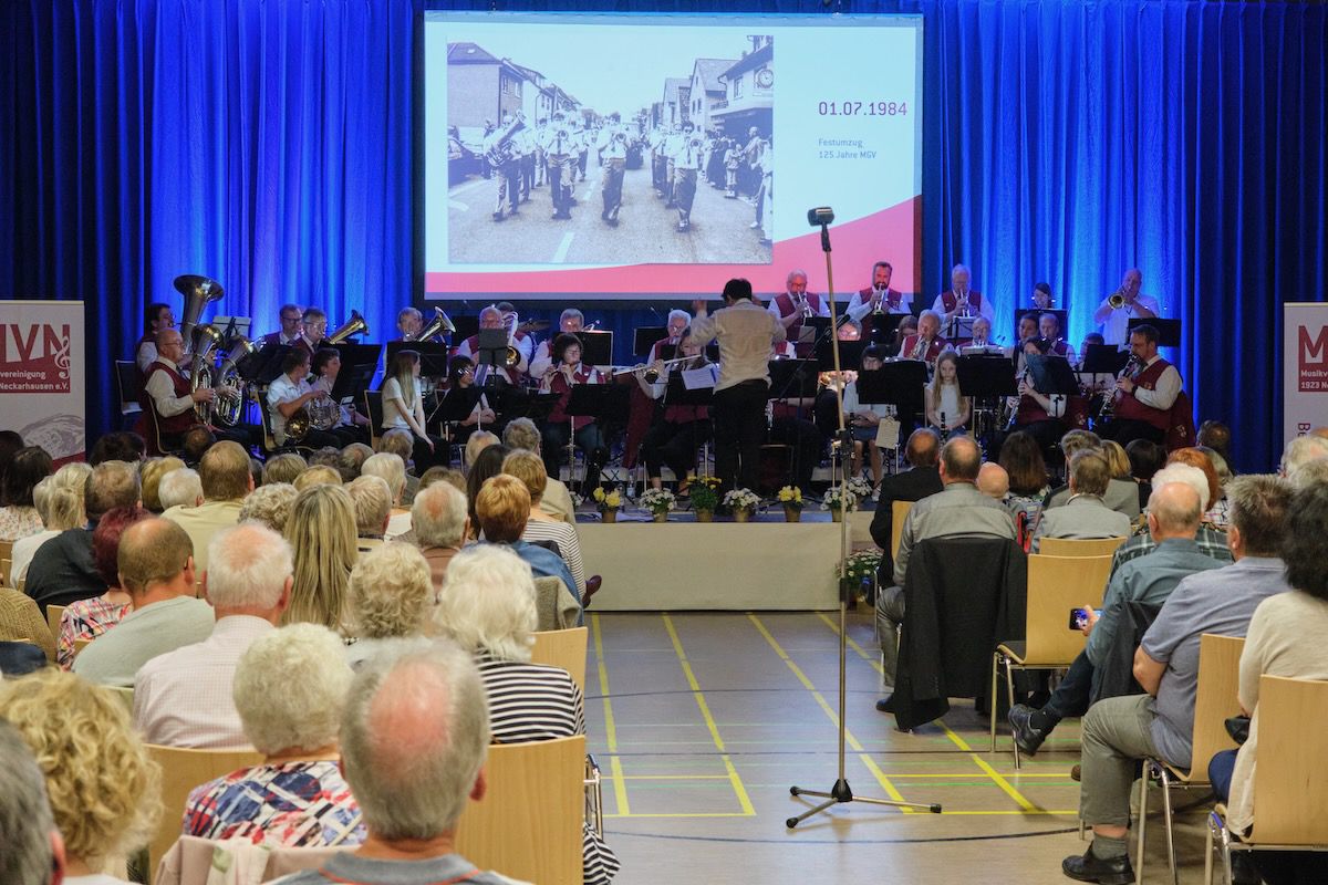Das Hauptorchester zusammen mit dem Jugendblasorchester Windstärke 08 beim Jubiläumskonzert 100 Jahre MVN am 7. Mai 2023