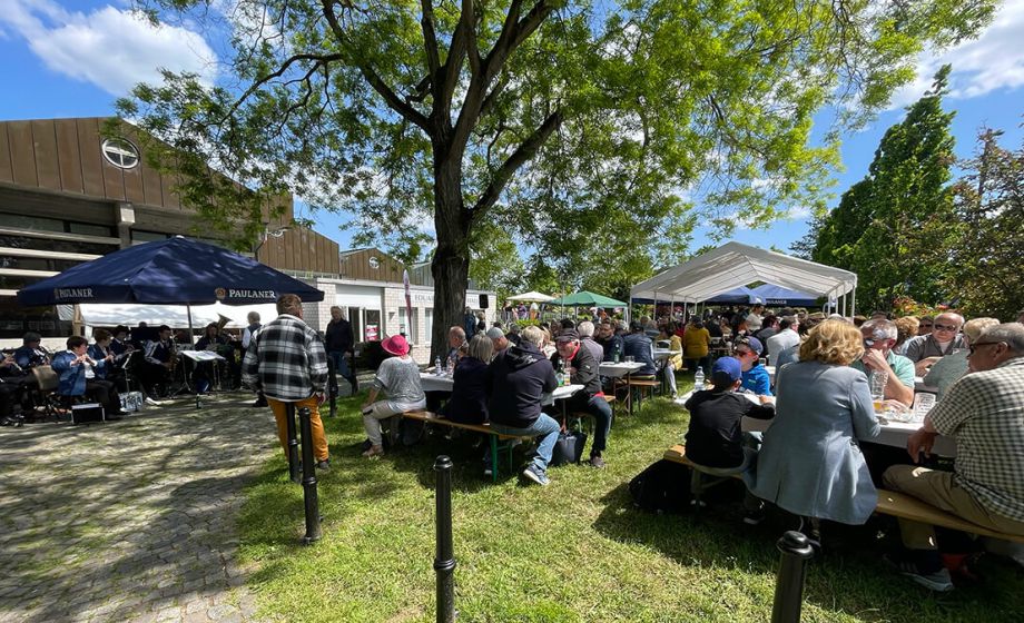 Musikalischer Vatertag am Schloss 2023 bei Bilderbuchwetter